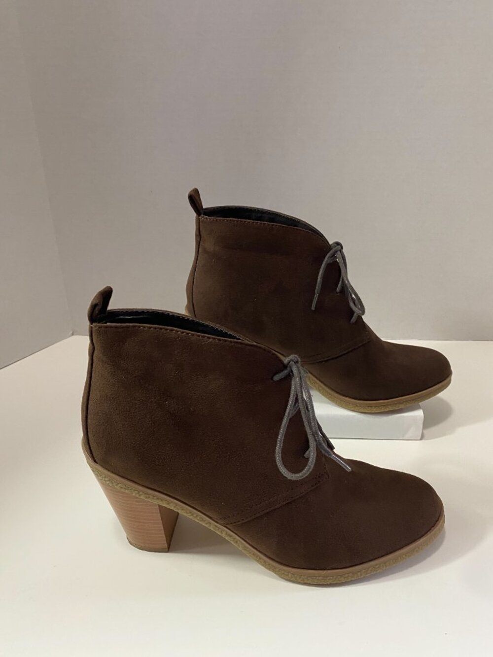 American Eagle SZ 10 Chocolate Brown Faux Suede Lace Up Boot with Square Heel - Picture 3 of 10